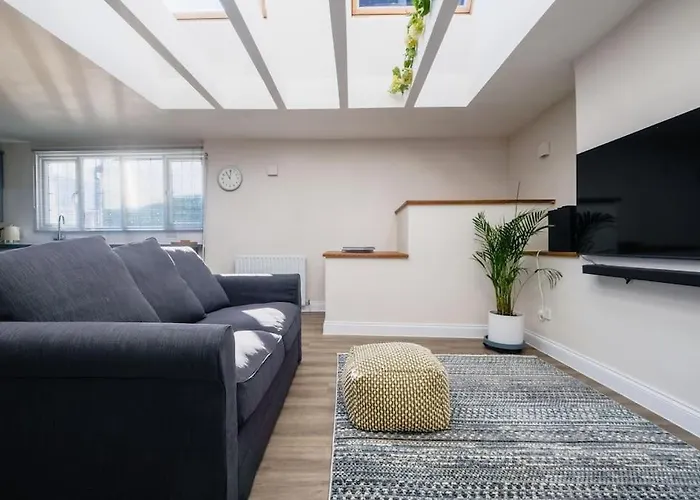 Light And Spacious Loft Apartment In Town Centre