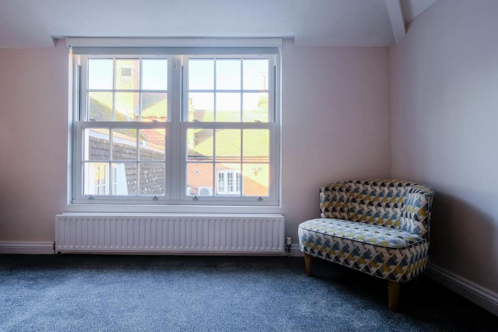 Light And Spacious Loft In Town Centre Apartment *