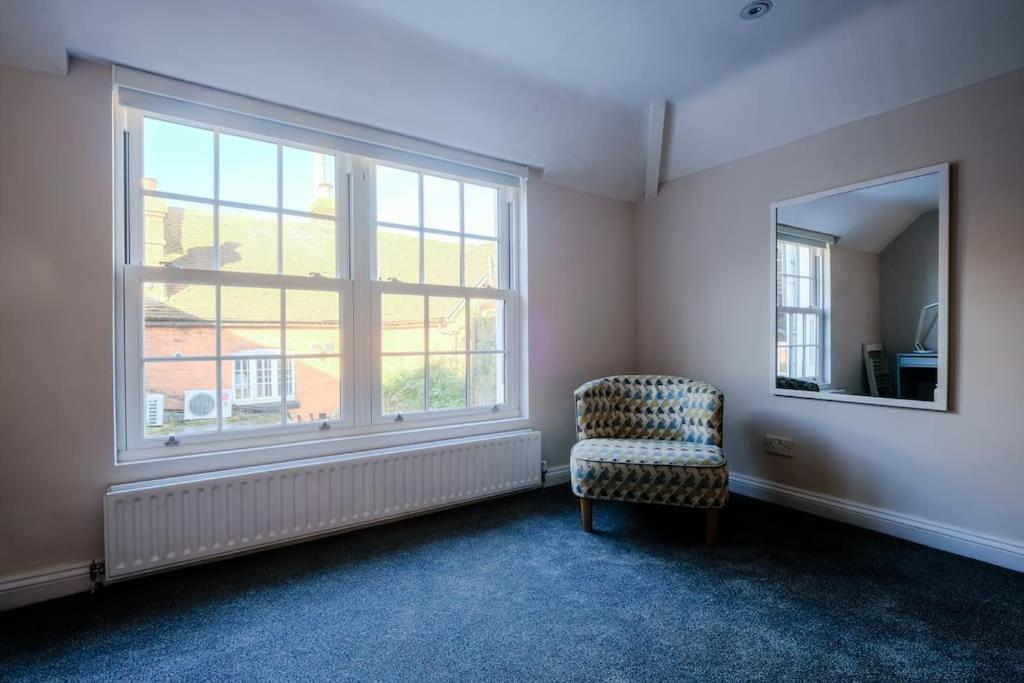 Light And Spacious Loft In Town Centre Apartment *